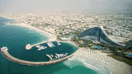 Burj Al Arab vor Dubai, auf einer künstlichen Insel.